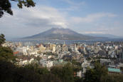 桜島と鹿児島の町並み